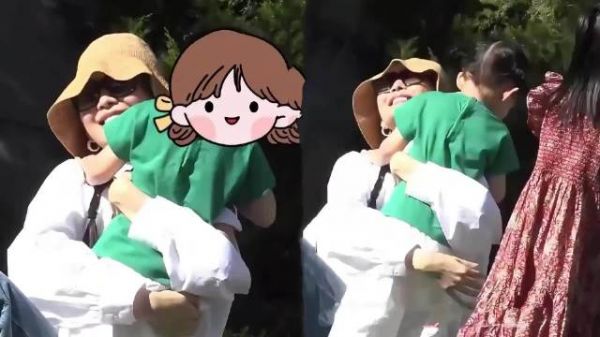 她独自养育一个孩子，不卖惨，不解释，只是平静地陪伴女儿一天天成长…