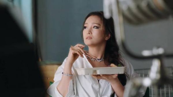 巩俐吃盒饭反差萌，女王形象瞬间软化