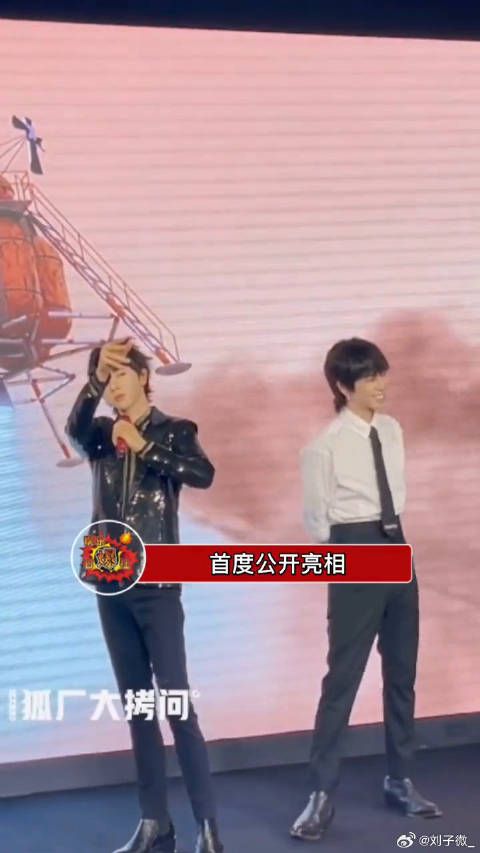 华晨宇风波后，首度公开亮相，看上去状态不错，还和蜡像合影