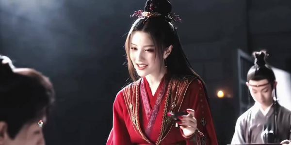 王鹤润金妆奖复刻角丽谯妆容，红衣登场演绎东方美
