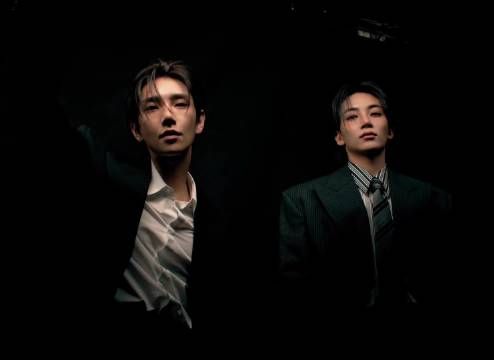 推万转的尹净汉&洪知秀ELLEMEN八月刊封面视频cut，车盖打开两张完美的脸出现