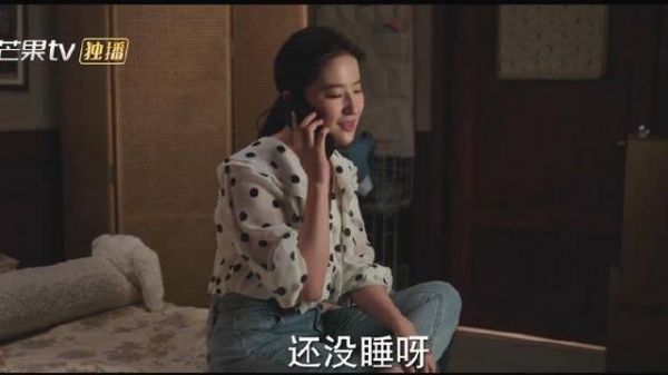 女友跟男友异地恋，难得能通会儿话，却被母亲叫走