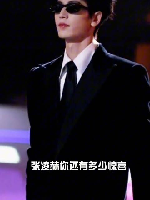 此男又开始疯狂散发魅力了张凌赫直播拆机拿工具比拿话筒还帅是什么操作啊！