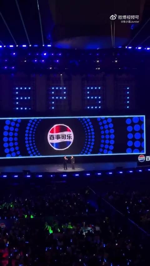 王嘉尔感慨很久没见这么多灯牌 特意提及登陆少年应援
