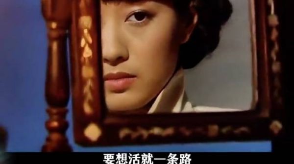 女孩最终也走上了母亲的老路，她开始理解了母亲的无奈