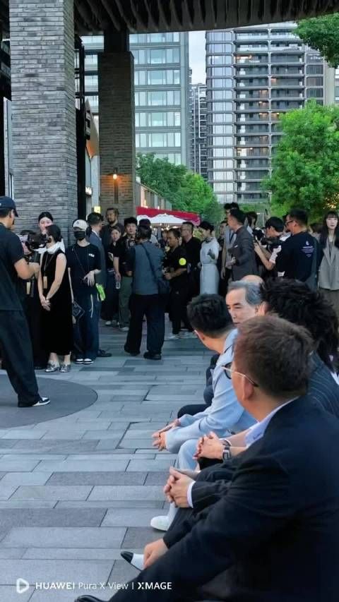 尊界新车交付现场不少明星都来了，还有不少行业大佬，这也太尊了吧