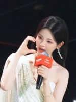 好权威的长相好优雅大方的主持 杨超越你棒