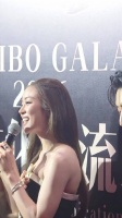 太搞了， 官推都是Miu妈粉，lena姐粉