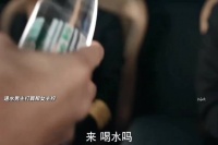 男主: 她不用拧就开了 笑死我了哈哈 我的注意点：你是不打算盖上了吗？