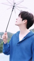 魏哲鸣雨中打伞变脸，可爱假笑娇嗔全都有