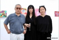 窦唯小女儿窦佳嫄办画展，妈妈姥爷都来了，三代同框看着真暖