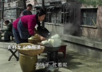 农村女人腌酸菜，搞好了邻里关系，太有实力了！