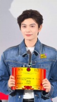丁禹兮骄傲展示粉丝制作的奖状