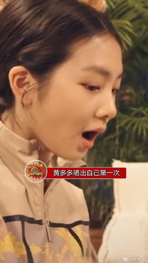 黄多多晒出自己第一次当舞台剧导演的照片，颜值又高，又有才华，多多好棒