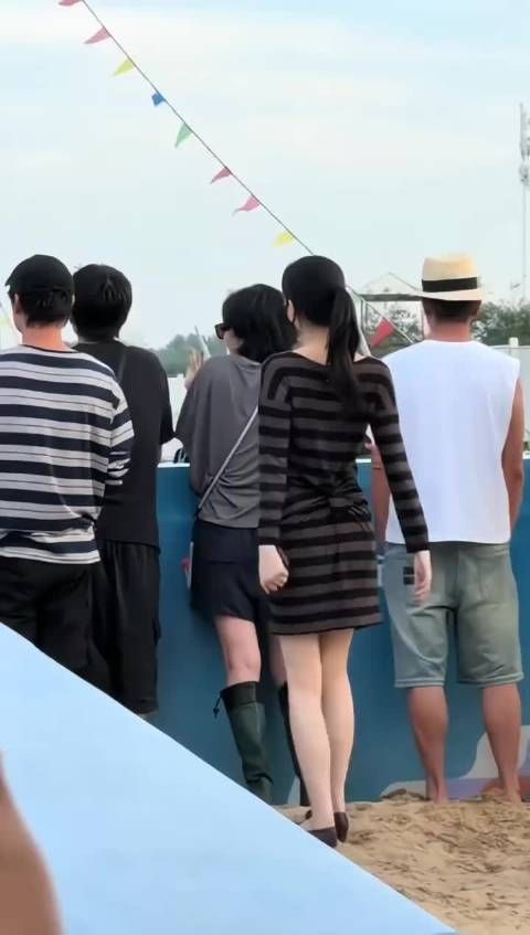 你发现了吗，王菲的穿着风格 已经由以前的时尚前卫，变得如今的佛系极简