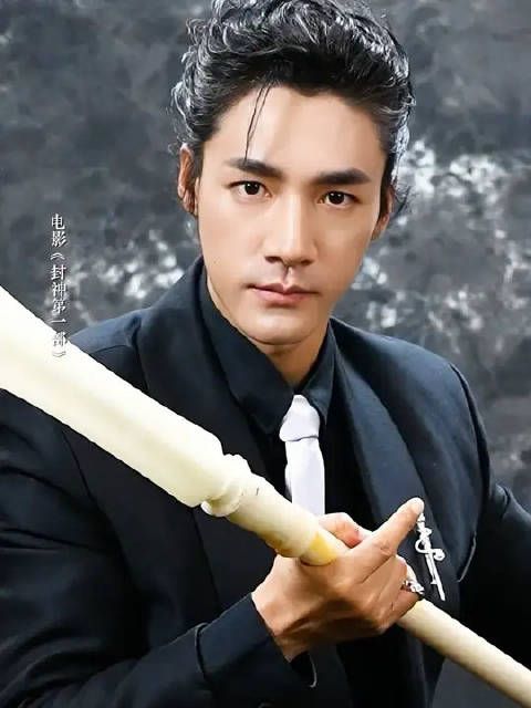手持三尖两刃刀，仔细看，是不是杨戬？