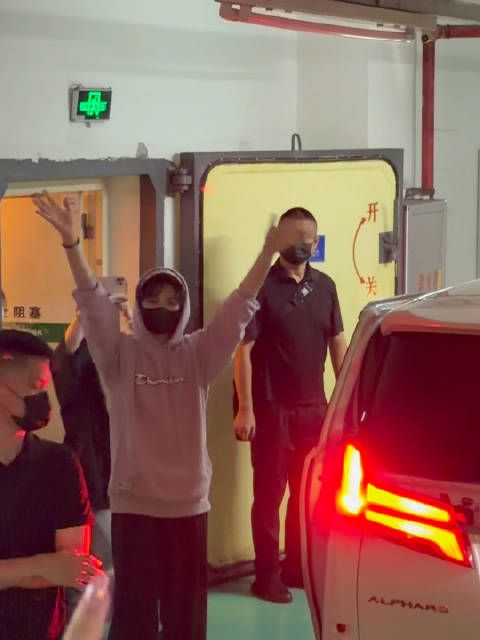 下班好萌一个宝宝啊 摇头晃脑
