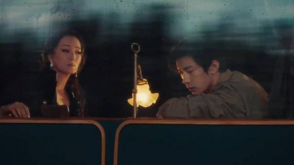 巩俐易烊千玺列车同框，昏黄灯光暗流涌动故事感十足