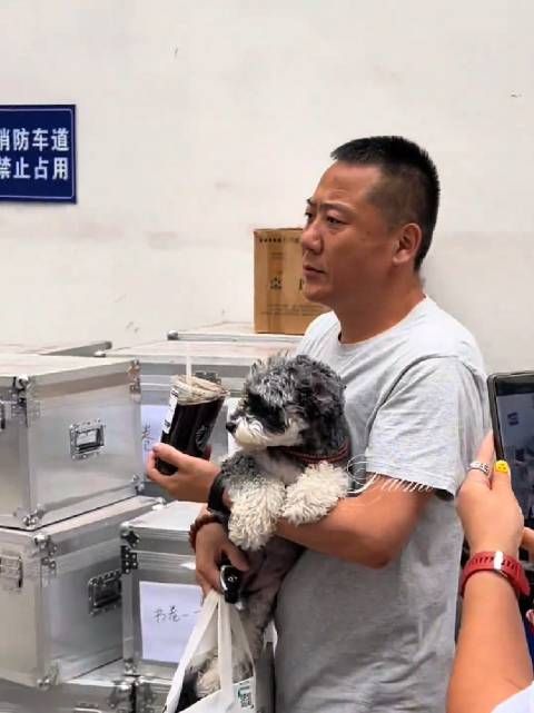 我们女明星刘呆米这人气，一出场就尖叫声一片啊～（cr斗：Daimi）