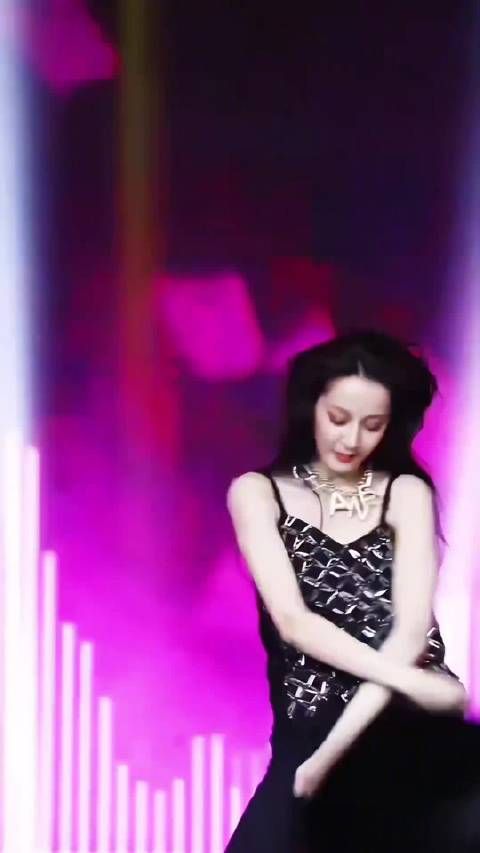 迪丽热巴豹纹小辣椒造型，女团辣妹风亮相