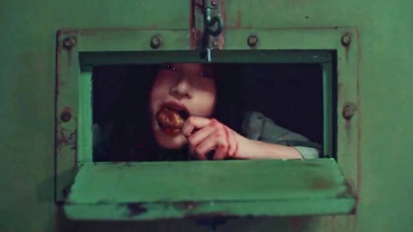 她是18刀捅死老师的杀人犯，是连狱警都不放在眼里的疯子