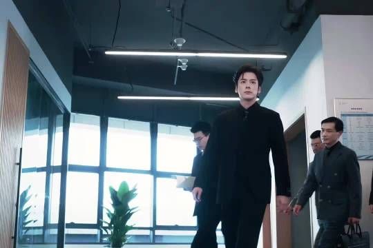 公司晨会，直接开出国际理事会既视感，这个霸总开会真的对味儿了