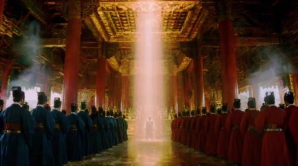 钟馗生前因貌丑被欺，死后封神众人跪拜