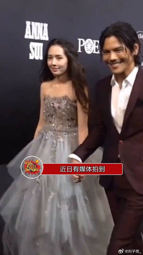 向佐郭碧婷带女儿看展，有说有笑温馨甜蜜