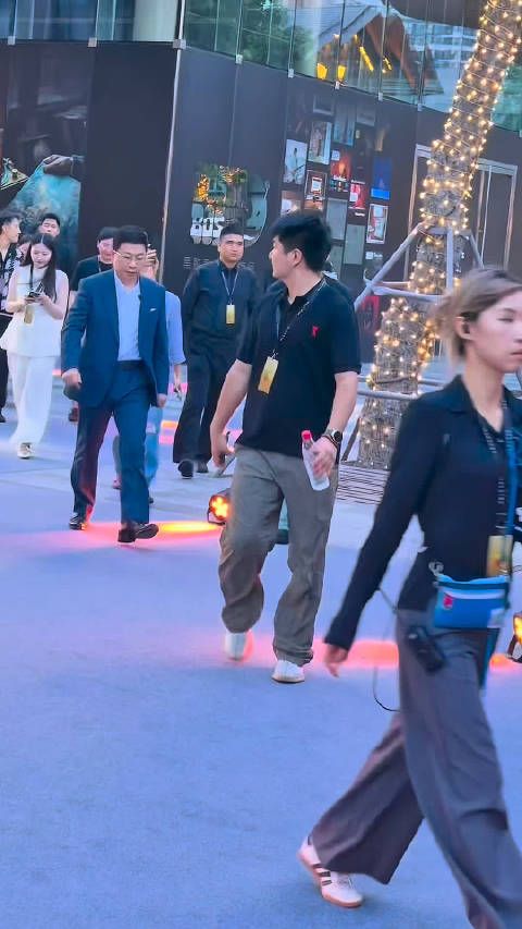 余总亲自交付，现场好多明星