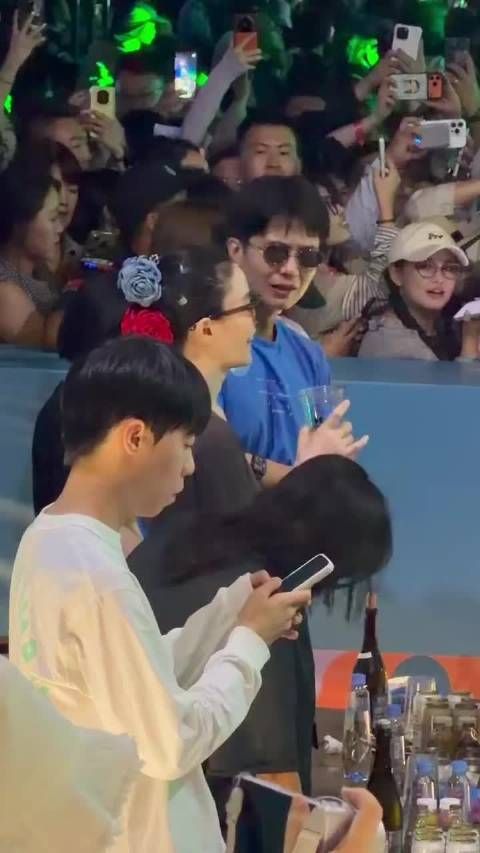 王菲的男闺蜜是谁？ 网友问为什么王菲去哪都有他？对女儿和对她都很贴切