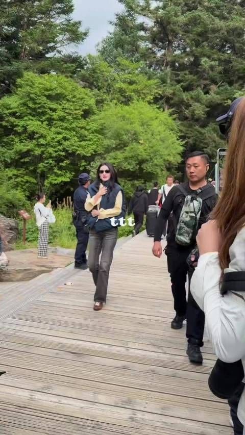 王楚然穿棉马甲，山区温差大保暖意识强