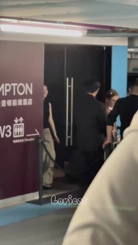 就这个美女好真诚！章若楠小跑着奔向粉丝收信的样子也太甜了吧！