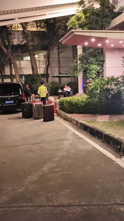 章若楠总是笑嘻嘻的跑来向粉丝收信，这也太可爱了，这样的姐姐谁能不爱