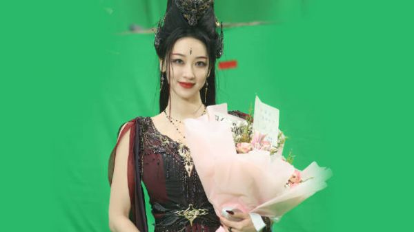文净像忠诚的狗一样去完成任务，这个女反派角色好惨