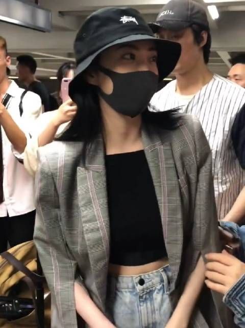 机场偶遇景甜,看着状态不是很好有点憔悴,还咳嗽好像感冒了!孙宇晨 破防