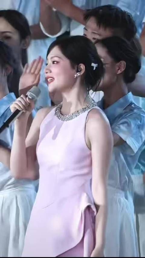 任敏化妆到一半开唱，现场秒变KTV