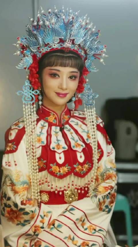 李云霄这个妆扮让我想起来小时候额头点个红点拿着扇子拍过照片