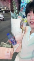 接女友散场递宵夜，共享追星纯粹快乐