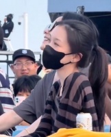 王菲戴玫瑰花发夹看窦靖童演出，冲台下喊“老母亲在这儿呢”