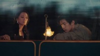 巩俐易烊千玺列车同框，昏黄灯光暗流涌动故事感十足