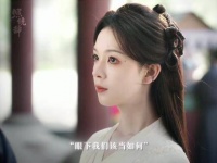 这一幕镜中对峙，堪称双向壁咚的巅峰演绎，镜子都忍不住认证为顶级互钓现场