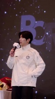 刘基贤穿粉丝给Theshy队服，反应认识Shy哥