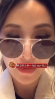 萧亚轩分享自拍，照片中她纯素颜出镜，发型凌乱，手捂下半张脸…