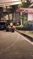 章若楠总是笑嘻嘻的跑来向粉丝收信，这也太可爱了，这样的姐姐谁能不爱