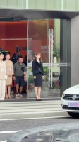 看一看女明星是如何拍戏的，这小步伐