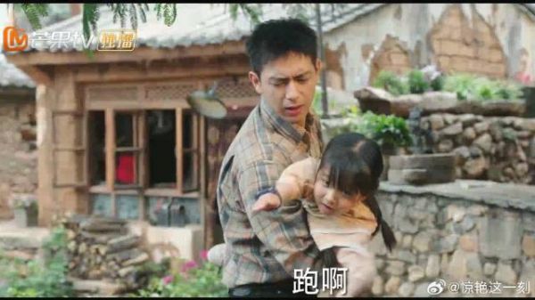 熊孩子给马喂辣条 见总裁过来逃跑，还是被抓现行