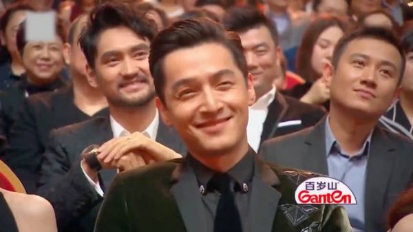 伪装者谁是男一号？导播镜头第一给向胡歌，靳东表情瞬间不淡定了