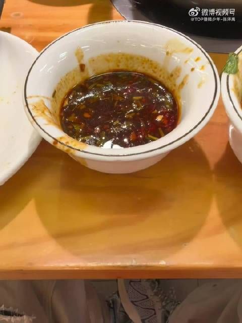 张泽禹带打卡牌吃饭，标记好吃与一般