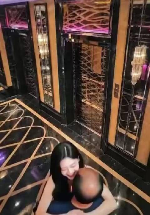 看在你是消费者的面子上，出演甜腻，事实上满心嫌弃