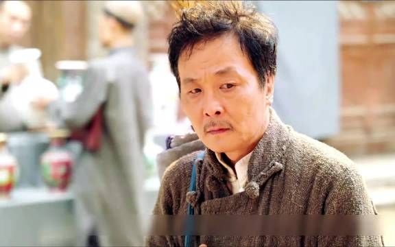 乞丐在大街上闻到了一股奇怪的味道，他不敢相信是老字号饭店传出来的
